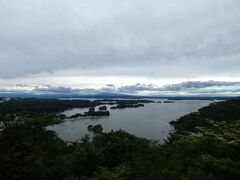 松島 四大観 大高森（壮観）
展望台からはこの絶景。

ちょうど雨がパラパラしてきたのですが、
晴れていたらもっといい景色なのでしょうね。
