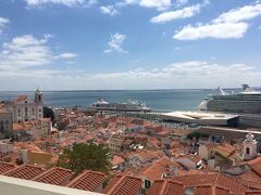 サンタルジア展望台に到着です。
結局乗ったのは2停留所分だけでした。
アルファマの街並みの向こうの
テージョ川に豪華客船が…！