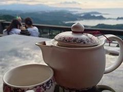 九フンのお茶屋さんと言えば阿妹茶楼が有名だけど、そのお向かいのお茶屋さんで休憩。
