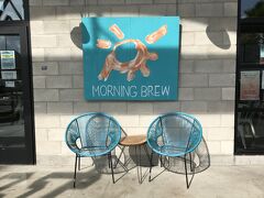 ここ、Morning Brewが目的地。
お店の外が既にかわいい。
中はどんな感じかな？