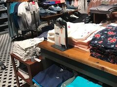 インターナショナルマーケットプレイスのHOLLISTER（ホリスター）
あまりの肌寒さに、暖かめのカーディガン購入。

お会計の時に英語で・・「charityはしますか？」って聞かれるので
YES！と言ってしまうと端数寄付することになってしまいます。
気を付けて下さい。
オレンジのパスポートで定価商品は割引２０％でした。
