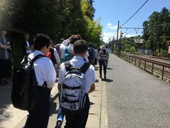 北鎌倉駅で降りて線路を右に見ながら歩きます。
観光客がいっぱいでこの季節は学生さんも大変かもしれません・・
