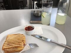 小腹がすいたので「カフェ モーツァルト」でトーストと自家製レモネードをいただきました。