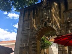 やっとそれっぽい門がありました！