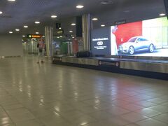 到着後、スーツケースを待つも、いつまで経っても出てきません。もしや…

とりあえず、カウンターに行ってみると、同じ飛行機に乗ってた人がいて、「僕達もロストしたんだよー」との事。リガのカウンターは夜遅くまでやってる上に、超テキパキ処理してくれます。「多分ヘルシンキにあるから、明日ホテルに届けるよ」との事。バゲージレポートとお泊りポーチを貰い、手続き終了。