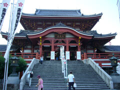 大須観音に到着しました。
大須観音とは南北朝時代に創建されたもので、
1612年に美濃の大洲（現在の岐阜県羽島市大須）から、
徳川家康の手によってこの地へ移築されました。