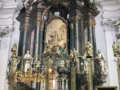 プラハでは二晩観光客向けのコンサートに行きました。
こちらは聖クレメント教会のコンサート。
カルテット＋パイプオルガンの演奏で、こじんまりとしていましたが楽しめました。
美しく歴史ある教会でした。