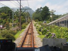 10:00　強羅駅で箱根登山ケーブルカーに乗り換え。
まっすぐな線路に，車両をひっぱるケーブルが見えます。
息子はケーブルが1本だったり2本だったりするのが不思議な様子。
車内は満員だけど冷房が効いていなくて，とても暑かったです。