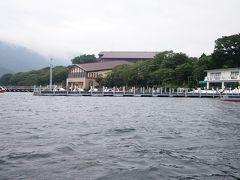 桃源台駅に到着。湖畔はクーラーが効いているかのように涼しいです。
今回下調べを全然していなかったので，湖畔の道が分からず，昼食を売っていそうな所をもとめ，車道沿いに東に歩いていきました。
（桃源台駅の地下２階の海賊船乗り場の横から，湖畔を歩ける道に出られたようです。）