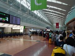 土曜日の朝、台風の影響による列車遅延が心配なので、始発の新幹線で羽田空港へ。国際線乗継以外で羽田国内線を利用するのも第2ターミナルの非制限エリアも初めて。
ユナイテッド航空の特典航空券のためカウンターで搭乗手続をしなければなりませんが、カウンターは長蛇の列で30分以上かかりました。。。自動機やオンラインでチェックインできるようにして欲しい。