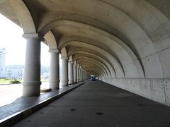 北埠頭が旧樺太航路の発着場として使われていた頃、道路や鉄道へ波の飛沫がかかるのを防ぐために建設された防波堤だそうです。