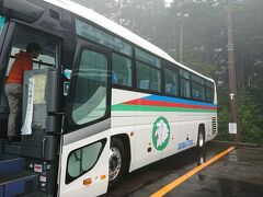 今回お世話になった西武交通さんのバスです。

東京を出発した時は、雨でしたが、
中央高速走行中は、雨は止んでいました。
時折薄陽も差したりして、台風が近づいている実感は、あまり感じられませんでした。

諏訪インターを降りて、メルヘン街道を八千穂高原に向かって走っているときも

かなり晴れ間が見えていたので、ちょっぴり期待していたのですが・・
さすが、標高2100メートル以上の地にある白駒池。

道を上がっていくうちに靄ってきて・・ついには雨が降り出してしまいました。