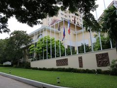 　16:30ごろ。「ソフィテル　プノンペン　ポキットラー」到着。
　ガイドさんによるとプノンペンでも3本の指に入る格のホテルとか。今回選んだツアーではホテルは2択で、もう一つはプノンペン市街を流れるトンレサップ川の向こう側になってしまうので、こちらを選択した次第。
　ただこの選択、普段ならば問題ないでしょうが、今年のこの時期はカンボジア総選挙。運動員の集合場所になったり、大陸国の選挙監視員（？）やマスコミの宿泊場所になっていたりと、ちょっと物々しさがありました。