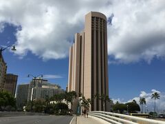 ハワイ・ホノルル『Prince Waikiki』

『プリンス ワイキキ』の外観の写真。

3階の【100 SAILS RESTAURANT & BAR】でブレックファスト
ブッフェを頂いた後は、アラモアナ・ブールバード沿いを歩き、
『アラモアナセンター』に向かいます。

プリンス ワイキキからアラモアナへは、徒歩で約5分です。

このひとつ前の旅行記はこちら↓

<JALビジネスクラスで行くハワイ ⑩ 2017年4月NEW! 
ハワイのホテル『プリンス ワイキキ』は日本人にとって快適なホテルに
【活美登利寿司】が受賞、『プリンス ワイキキ』にできた
インフィニティプール、ヨットハーバーを眺めながらいただく
【100 SAILS（ワンハンドレッド セイルズ）】レストラン＆バーの
ブッフェ、ハッピーアワーも♪ 
【ホノルルコーヒー】でレアなメニューのエッグベネ！>

https://4travel.jp/travelogue/11373140