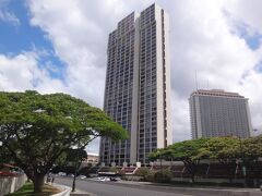 『ALA MOANA HOTEL BY MANTRA（アラモアナ ホテル バイ 
マントラ）』の外観の写真。

以前、『アラモアナホテル』だった際に宿泊したことがあります。
その下には『アラモアナセンター』。