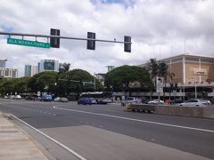 『アラモアナセンター』が見えてきました。

こちらの横断歩道を渡ります。