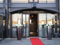 アーケル ブリッゲ（Aker Brygge）
さて、、今晩のデイナーの予約をした
ロフォーテン フィスケレストラン（Lofoten Fiskerestaurant)に到着、、

シーフードが美味しいと評判のレストランです♪

予約した8：00PMの10分前に到着、、
高級レストランと聞いていたので緊張しながら店内に入ると、
「ちょっと待っていてね！　今対応するからね、、」ととってもフレンドリー♪
お店も6時ごろからの1巡目？のお客さんが今 帰った後って雰囲気、、

