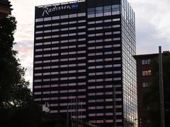 ラディソン ブル スカンジナビア ホテル オスロ
（Radisson Blu Scandinavia Hotel, Oslo）

ホテルに到着、、
市庁舎界隈からゆっくり歩いても徒歩10分、、
中心から少し離れているのではと心配していましたが
静かで、便利、、ロケーションも最高のホテルでした、、