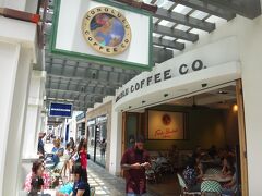ハワイ『アラモアナセンター』の【ホノルル・コーヒー・カンパニー】
の写真。

混んでいますね。

ホノルルコーヒーカンパニーは、ハワイでも最高品質のコナコーヒーを
取り扱っているお店です。炒りたてのおいしいコーヒーを
ぜひお試しください。コーヒー豆も様々なサイズで
お買い求めいただけます。

https://www.honolulucoffee.com/
