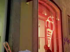 21:00すぎ
お腹は空いていないのでSantiniで
アイスを食べることにしました。
マンゴーとストロベリーとレモン。
ミディアム？3.9ユーロで3種類。
どれもおいしい…！！
レジの方もよそってくれた方も
すごく感じがよかったです。
店内に空席はありませんでしたが、
レジとかは空いてました。

この辺りはお店がたくさんあり、
かなりにぎわっていたので、
不安な感じはありませんでした。
