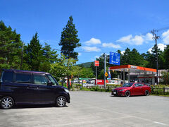 山中湖に来ました。
相変わらず富士山は雲の中なので、湖の南側の無料駐車場に車を停めました。