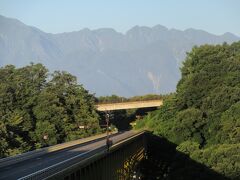 おはようございます。
甲斐大泉駅から２キロぐらい歩くけど、
八ヶ岳高原大橋（通称：黄色い橋）にきました
渓谷を渡る雄大な橋です
