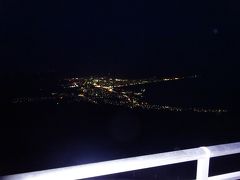 むつ市には釜臥山という夜景が臨める場所があります。むつ市の中心部から恐山方面に向かうと、釜臥山にたどり着きます。しかし、日没後に恐山方面に向かう車は皆無で、その中をバイクで猛進しました。
