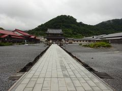 朝から多くの車が止まっていました。
敷地内には自由に入浴できる硫黄の風呂がありました。入ろうとしたけど、カギがかかるところが全くなくてセキュリティに困るので止めました。