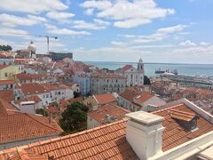 ポルタス ド ソル広場です。
サンタルジア展望台からすぐのところにあります。
あまり見える景色は変わりません？

ここからサンジョルジェ城までは
徒歩10分くらいらしいので
坂を上ります。
google map通りに進んだら、
城の裏口みたいなところに出てしまい。笑
明らかに立ち入り禁止のようで、
そばの小屋の中にいた白シャツに
サングラスというなんともイケメンの
お兄さんに道を尋ねたところ、
Hi, Ladyと親切に教えてくれました。
Ladyなんて、、貴重な体験です。笑