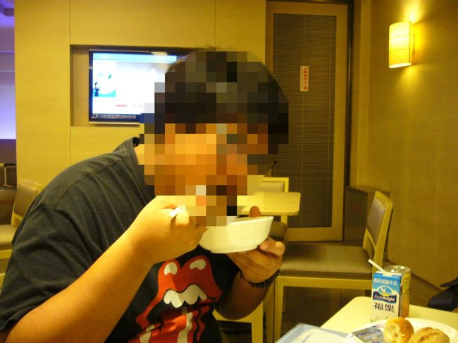 ジャージャー麺を食べてご満悦な弟。<br />ちなみにお代わりして2杯食べていました。<br />