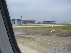 10時35分にハノイのノイバイ空港に到着しました。
ハノイと日本には時差が2時間あります。
ハノイが10時35分なら、日本は12時35分と言った具合です。