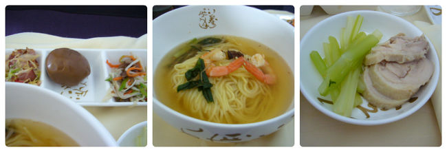 機内食。<br />私が選んだのは台湾式料理のセット。<br />全部美味しかったですが、<br />特に一番右の写真にある豚肉とセロリが美味しかったです（*＾ワ＾*）