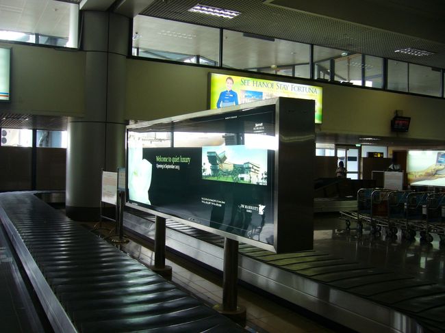 バッゲッジクレームの様子。<br />それにしても、いやー、暑い！！<br />やっぱり南国ですね。<br />飛行機を降りた時のムワっと来た熱気！！