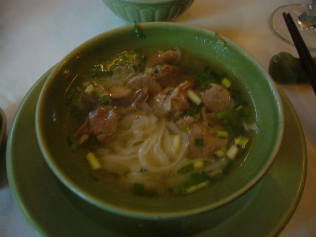 ベトナムに来たら、フォーを食べないと<br />始まらないですよね！！