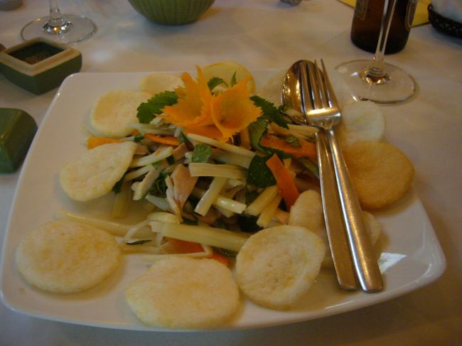 蓮の茎と海老のサラダ。<br />甘酸っぱい味でした。