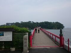 朱色の綺麗な《福浦橋》。松島では一番長い橋だそうです。