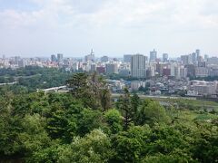 騎馬像の近くの展望台からは、《青葉山公園》の全体と仙台市内が見渡せます。