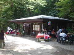 滝の近くに《不動茶屋》があったので、ちょっと休憩していきます。