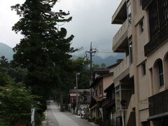 ９時半過ぎ、大山寺がある方に行ってみます・・
こちら参道付近に、無料駐車場がありました。