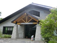 志賀高原自然保護センター。無料の展示物やパンフレットが置いてある。