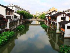 上海市内を素通りして郊外の七宝で降りる。ここにはなんちゃって水郷地帯と老街が広がっている。