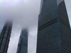 なるべく途中下車すべく陸家嘴で降りてみたが、雨のため駅前だけ見て車内に戻る。