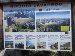 Rifugio Lavaredoに到着しました。標高2,344mです。
この掲示板、わかりやすくて、ここに来た人がみんなこの掲示板を写真にしていますから、あぁ、これかぁ～！って。