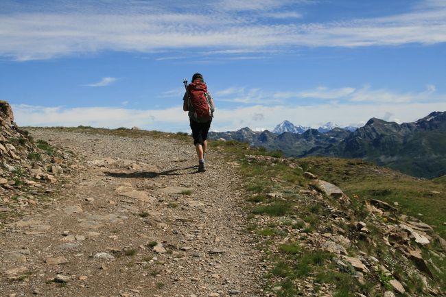 コースに戻って少し進むと、レッチェン谷に聳えるビーチホルン(3934m)が見えてきました。