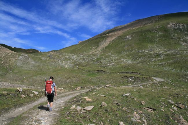 左の窪んだ所が2792mのバセット・ドゥ・ロナ峠です。