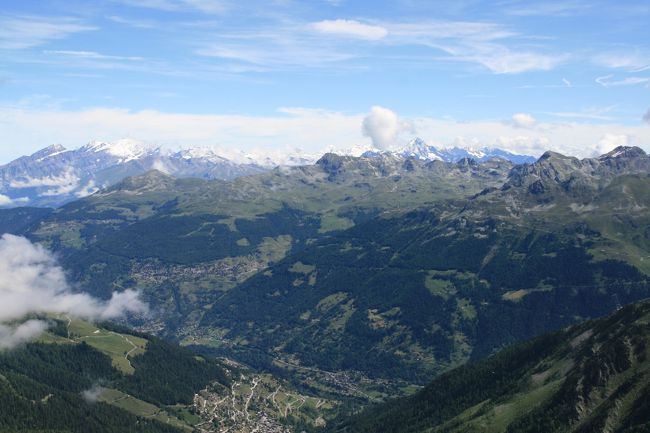 山頂からの景色。中央手前がグリメンツ村、その向こうがアニヴィエ谷です。