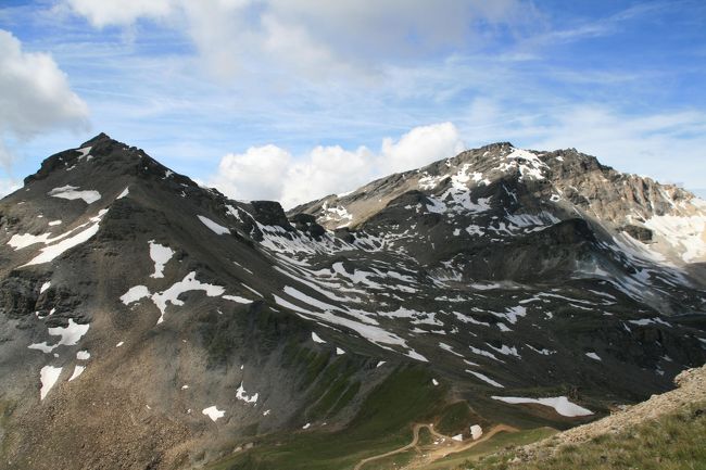 山頂からの景色。左がディアブロン、右がサスネールです。