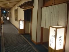 [これより前は 6-3 をご覧ください]

大浴場は本館と別館の2ヶ所にあり、別館は日帰り入浴でも利用できます。

まずは本館から。一番手前は無料の貸切風呂、隣りが男風呂で、一番奥が憧れの女風呂です(おいっ)