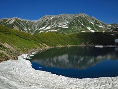 ミクリガ池。大量の雪が残り、立山が池に映り、良い景色だ。