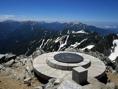 登り着いた雄山の三角点。